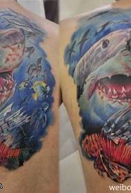 Πίσω θησαυρός μπλε ρεαλιστικό σχέδιο τατουάζ καρχαρία