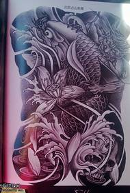 Modello classico di tatuaggio di loto di calamaro con schiena piena