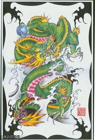 Un'immagine dominante del tatuaggio del drago con la schiena piena