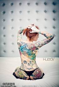 Tattoo show, ndajnë një grua me ngjyra të plota të tatuazheve të tatuazheve Phoenix