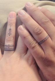 Vingertatoegeringsring verschillende ringtattoos voor koppels