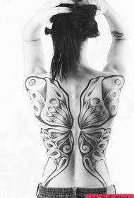 Žena puna tetovaža leptira