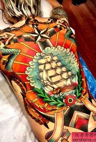 Полноцветные татуировки на парусной лодке