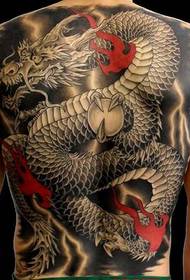 Tatuaggio del drago che simboleggia lo spirito della nazionalità cinese