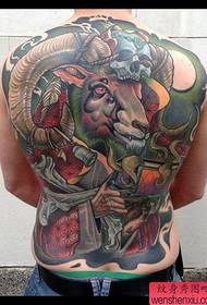 Modello di tatuaggio con schiena piena prepotente
