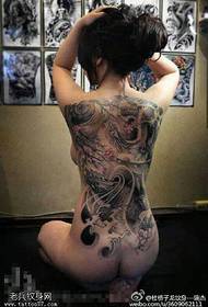 Iomlán patrún tattoo tonnta koi sakura ar ais