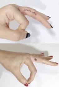 Ultra-eenvoudig klein fris tattoo-patroon op de vingers van meisjes