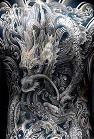Ang bug-os nga tattoo sa likod nga hayop nga dragon