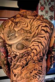Супер доминираща тигрова татуировка