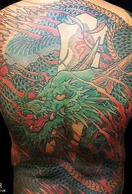 Koko takana iso sininen lohikäärme tatuointikuvio