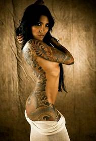 Пола гола љепотица показује секси тетоважу пуног леђа