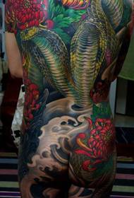 Belleza dominante llena de patrón de tatuaje de cobra
