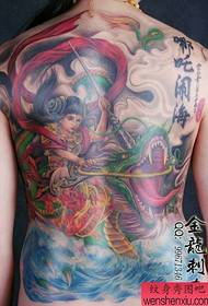 Un tatuaggio popolare e pratico sulla schiena