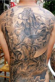 Jóképű férfi tele Guan Gong tetoválással