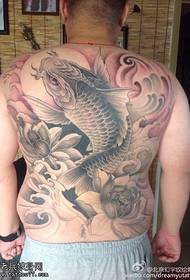 Stort koi-tatoveringsmønster fullt av rygg