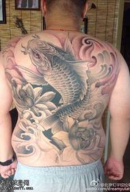 Grand motif de tatouage de koi plein de dos