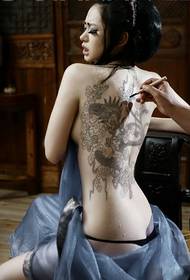 Rosa per uomo con tatuaggi sexy per grandi spettacoli