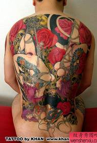 Толық артқы жапон стиліндегі түрлі-түсті татуировкалар татуировкалармен бөліседі