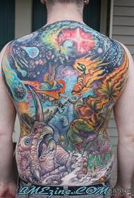 um padrão de tatuagem de cor cheia nas costas