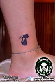 Tatuagem de gatinho no tornozelo