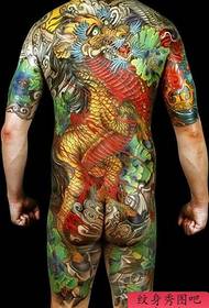 Се препорачува класичен дизајн на тетоважи со целосен грб, еднорог