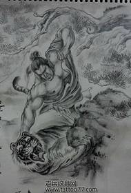 Egy teljes hátú harcművészeti tigris tetoválás kézirat
