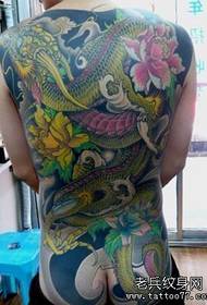 Das Bild der Tattoo-Show empfahl ein buntes Drachentätowierungsmuster mit vollem Rücken