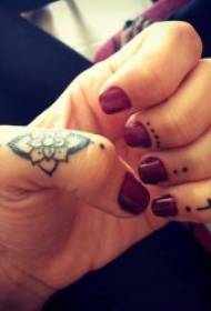 Patrón de tatuaxe de dedo con patróns e patróns diferentes