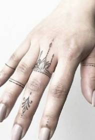 Sexy vinger klein fris tattoo-patroon met mooie uitstraling op de vinger