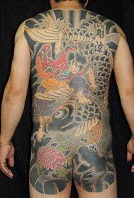 Bel tatuaggio da uomo con schiena piena