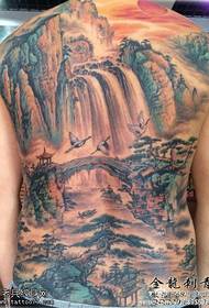 Cheo de néboa verde esmeralda que rodea patrón de tatuaxe de pintura de paisaxe