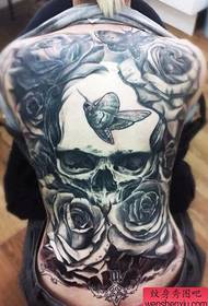 Modello tatuaggio taro rosa schiena piena condiviso da tattoo show