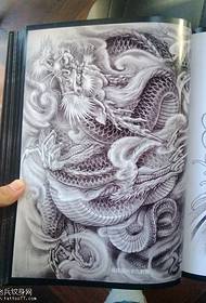 Pilna nugaros tradicinės drakono tatuiruotės medžiaga