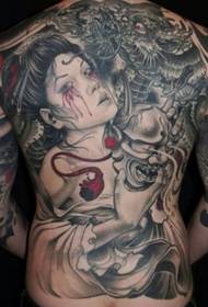 Rendering di un'immagine orribile di un modello di tatuaggio con la schiena