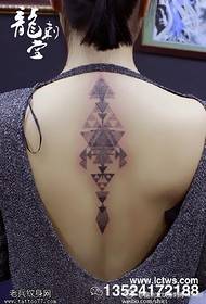 Kolmiulotteinen geometrinen tatuointikuvio