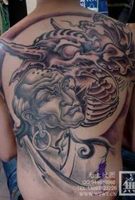 Dominuojanti visos nugaros tatuiruotė - vandeningas rašalas