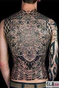Úplné zadné tetovanie zdôrazňuje mužské kúzlo