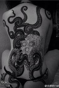 Ang bug-os nga pattern sa tattoo sa octopus