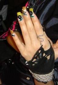 Jolin Tsai Tattoo Picture Star Snake Tattoo Picture sul dito creativo