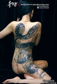 Super čeden lepotec s polnim hrbtnim vzorcem tetovaže kač