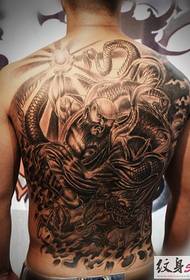 Teljes hátsó uralkodó sárkány sárkány tetoválás