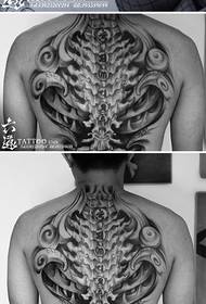 Un patrón de tatuaxe de columna vertebral oco moi domineante fresco