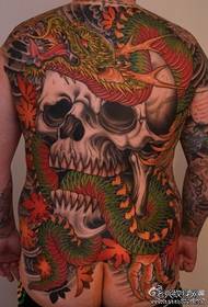 Miesten selkä klassinen tyylikäs täynnä python-tatuointikuvio