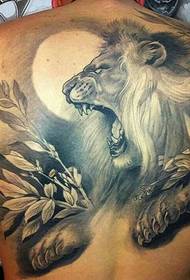 Dominējošs lauvas tetovējums aizmugurē
