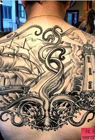 Pom zoo kom nrov lighthouse squid tattoo qauv rau txhua tus neeg nyiam