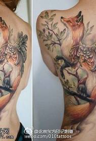 Ο άνθρωπος μισό πίσω όμορφο μοτίβο τατουάζ λουλουδιών αλεπού