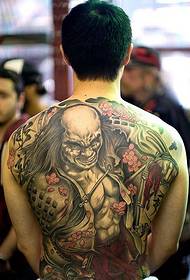 Muška su leđa atmosferska modna tetovaža punih leđa