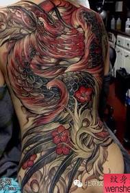 Un gruppo di prepotenti manoscritti di tatuaggi a schiena piena sono condivisi da tatuaggi