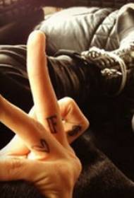 Model de tatuaj Gd cu degetul stelei pe forma inimii și poza tatuaj englezesc