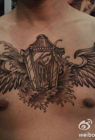 brusto tatuaje mastro sur la brusto